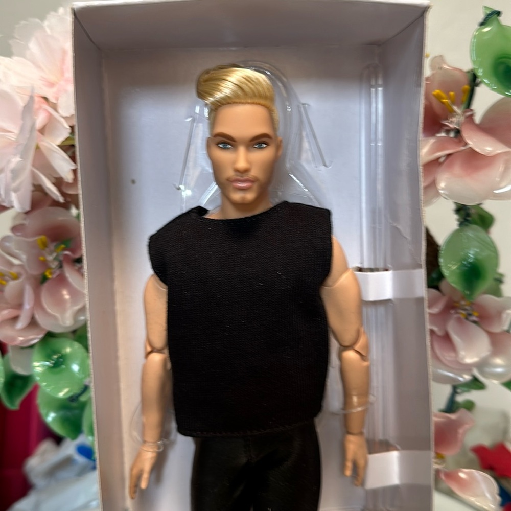 Signature Looks Doll Sean #5 Made to Move. Brand New!